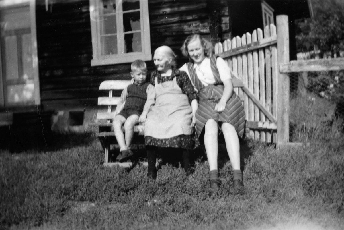 Rekstadstranda, familiegruppe 3. I midten Selma  Johansdatter Amundsen f. 12.01.1863- d. 1952. T.v ukjente oldebarn. t.h. Tordis Haave (g.m. gårdbruker Bernt Haave, Furnes).