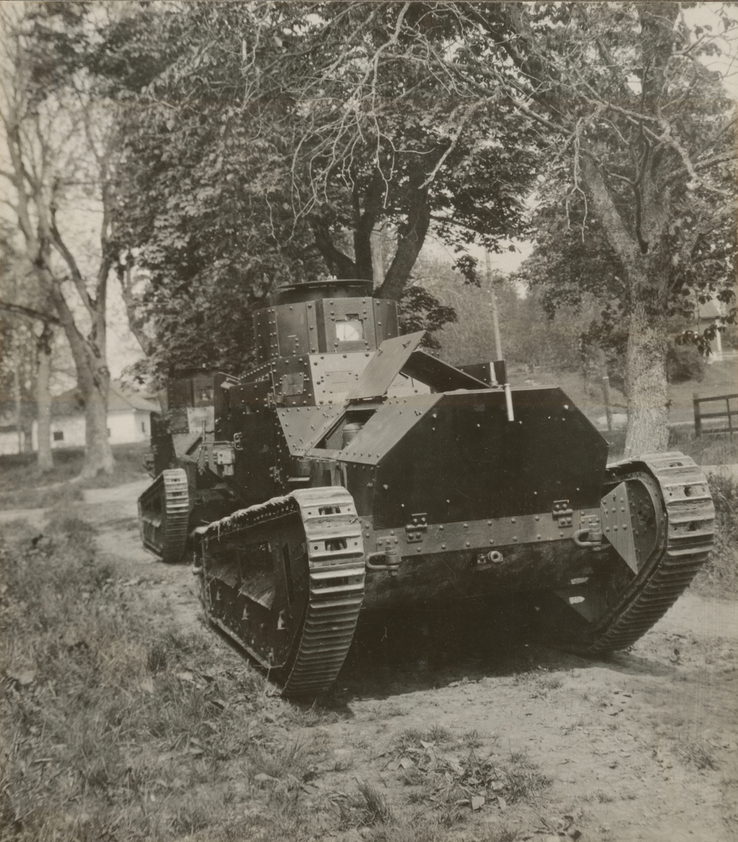 Två stridsvagnar m/1921 (eller m/1921-1929) på landsväg. Göta livgardes stridsvagnsbataljon år 1928-1930.