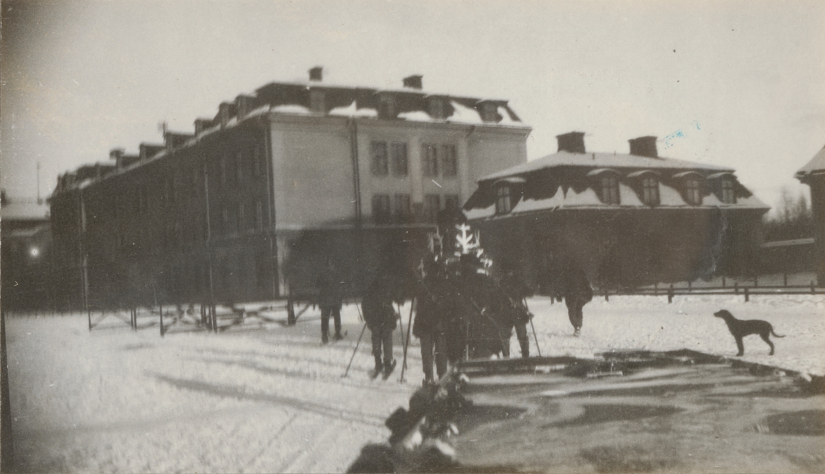 Soldater på skidor och två stridsvagnar m/1921 (eller 1921-1929) på Norrbottens regementes kaserngård.