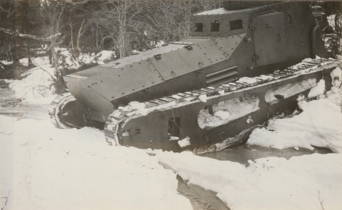 Vinterövning med stridsvagn m/1921 (eller m/1921-1929). Stridsvagnen korsar ett mindre vattendrag.