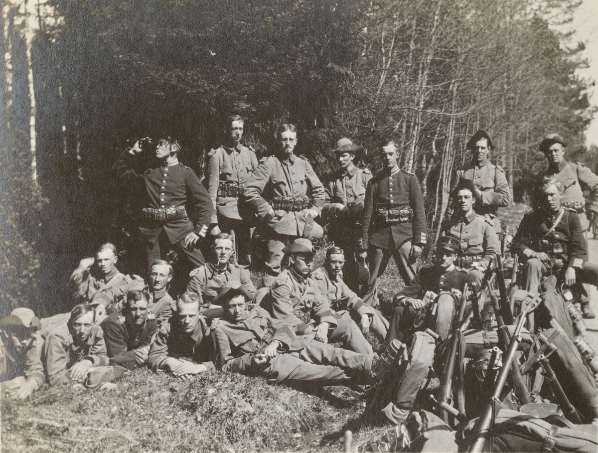 Gruppfoto av soldater från Göta livgarde I 2 i skogen.