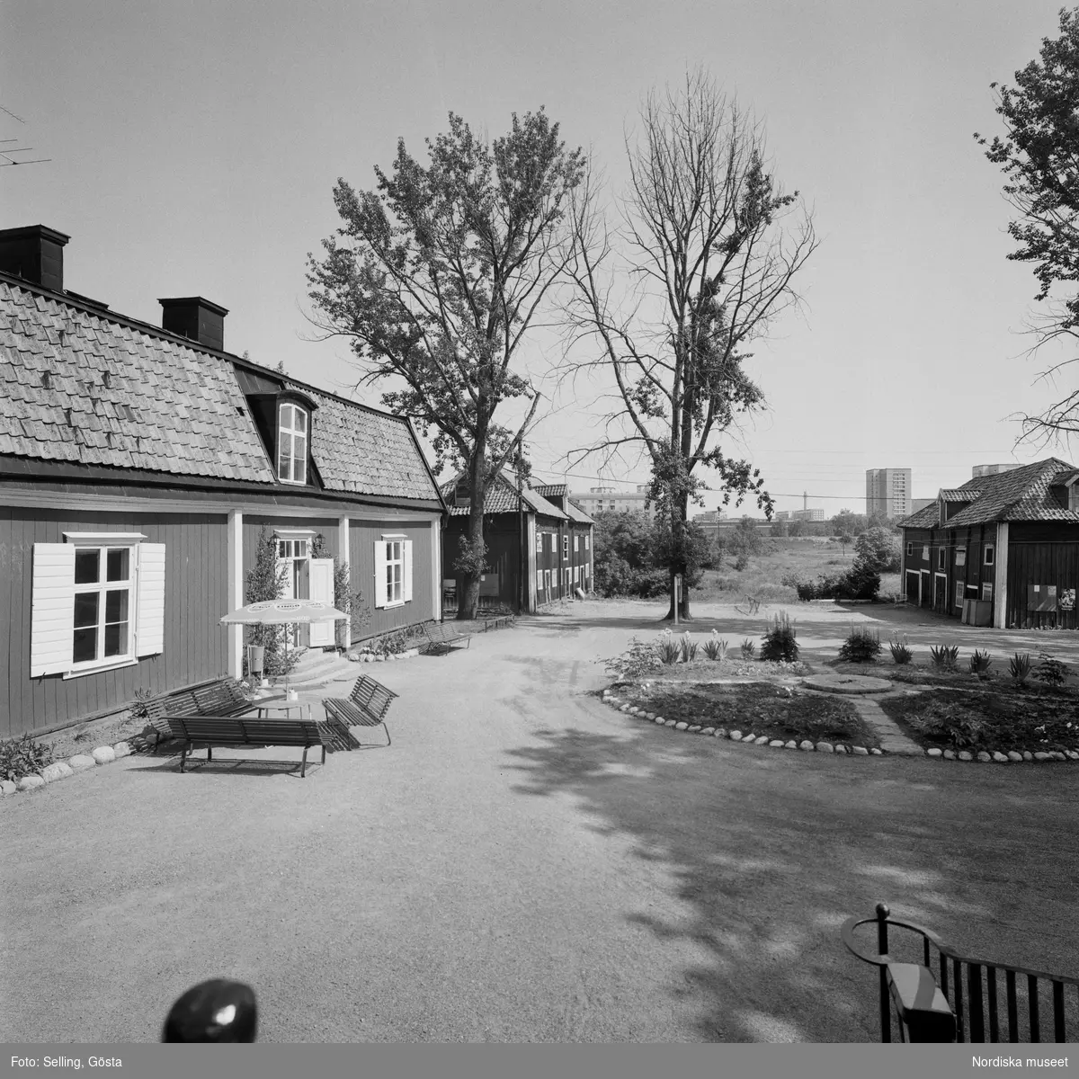 "Södermanland. Svartlösa hd. Brännkyrka sn.Farsta gård. Utsikt från huvudbyggnadens entré."