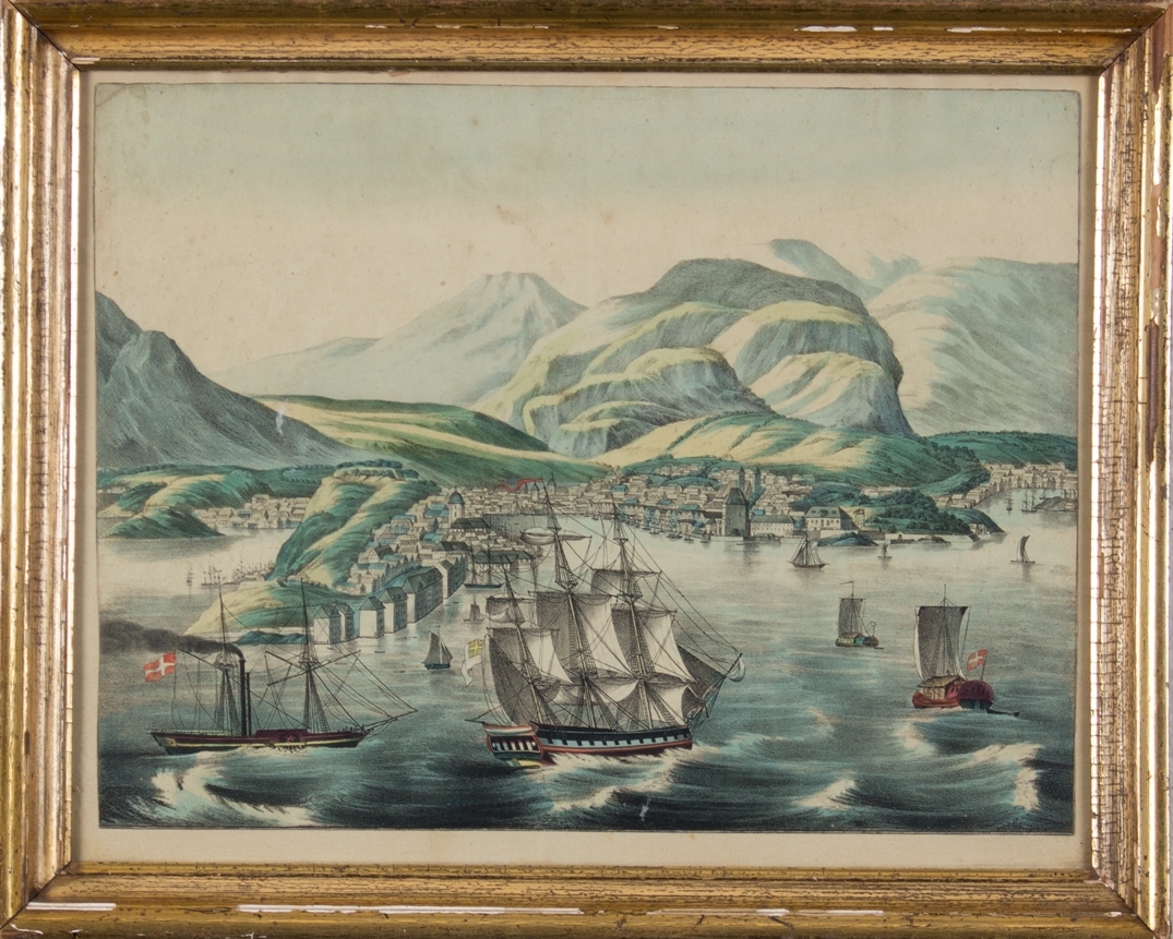 Skipsbilde av hjul-DS CONSTITUTIONEN og flere seilskip på Bergens Havn, sett nordfra. Fører det danske flagget akter.