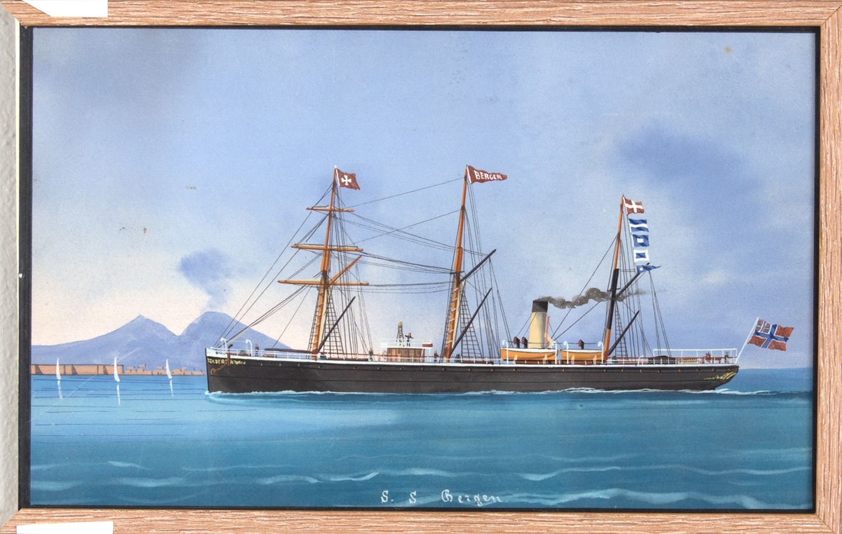 Skipsportrett av DS BERGEN under fart utenfor Napoli med vulkanen Vesuv i bakgrunn. Skipet har 3 master med rær på den første, samt malteserflagget vaiende fra samme.