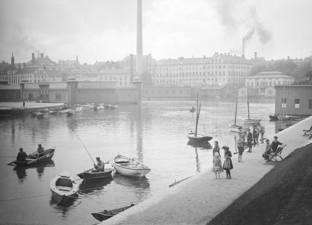 Parti av Norrköping vid 1890-talets mitt. Till vänster ses Norrköpings kallbadhus vid Refvens grund. I fonden Norrköpings bomullsväveri, populärt kallat Tuppen efter fabrikens varumärke.