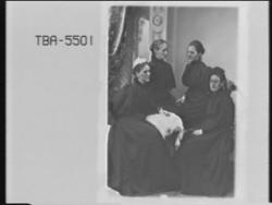 Gruppeportrett av fru Hilditsch og hennes døtre. 
Fins ikke