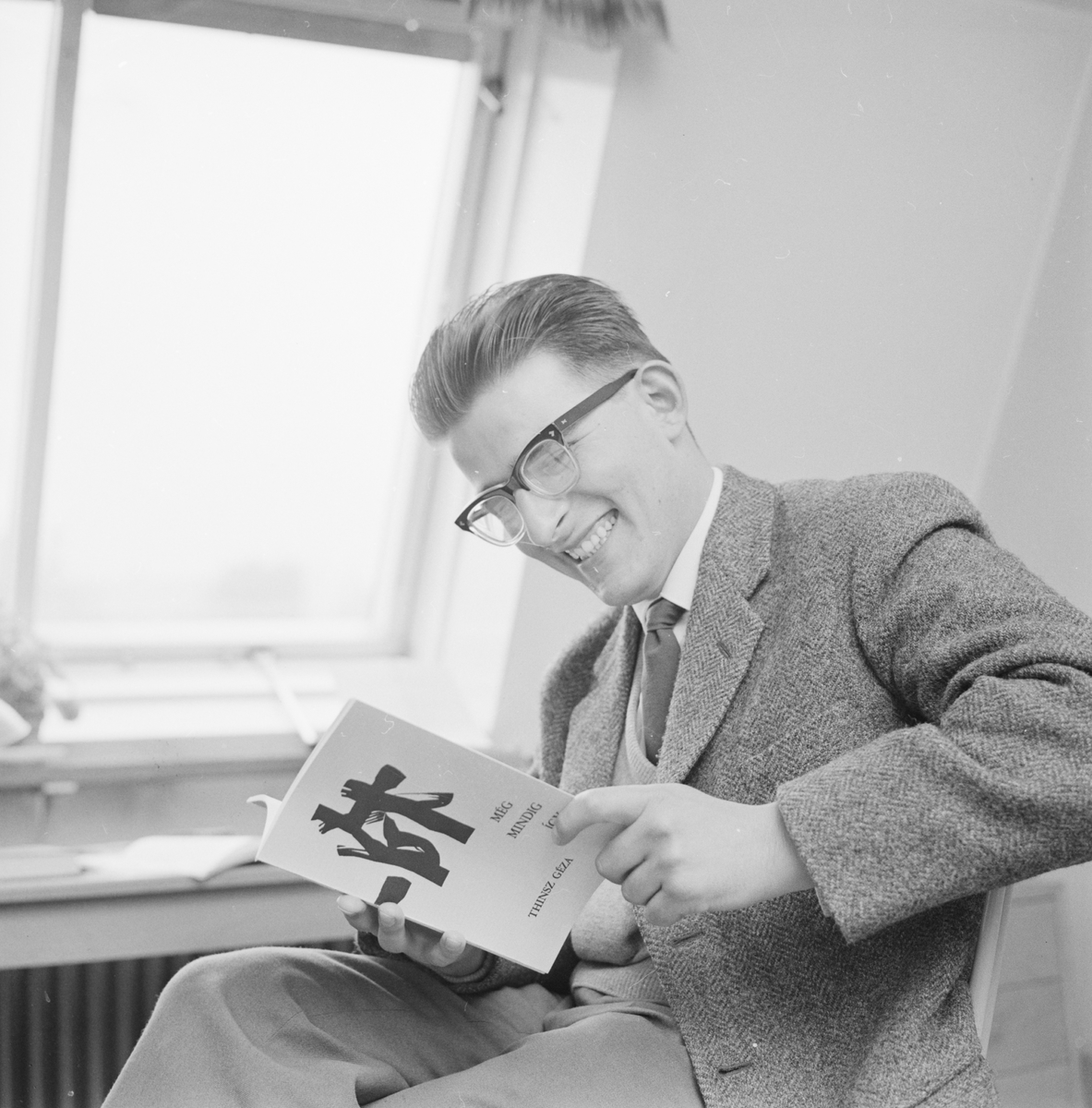 Géza Thinsz, ungersk flyktingstudent, med sin diktsamling, Uppsala, 1960