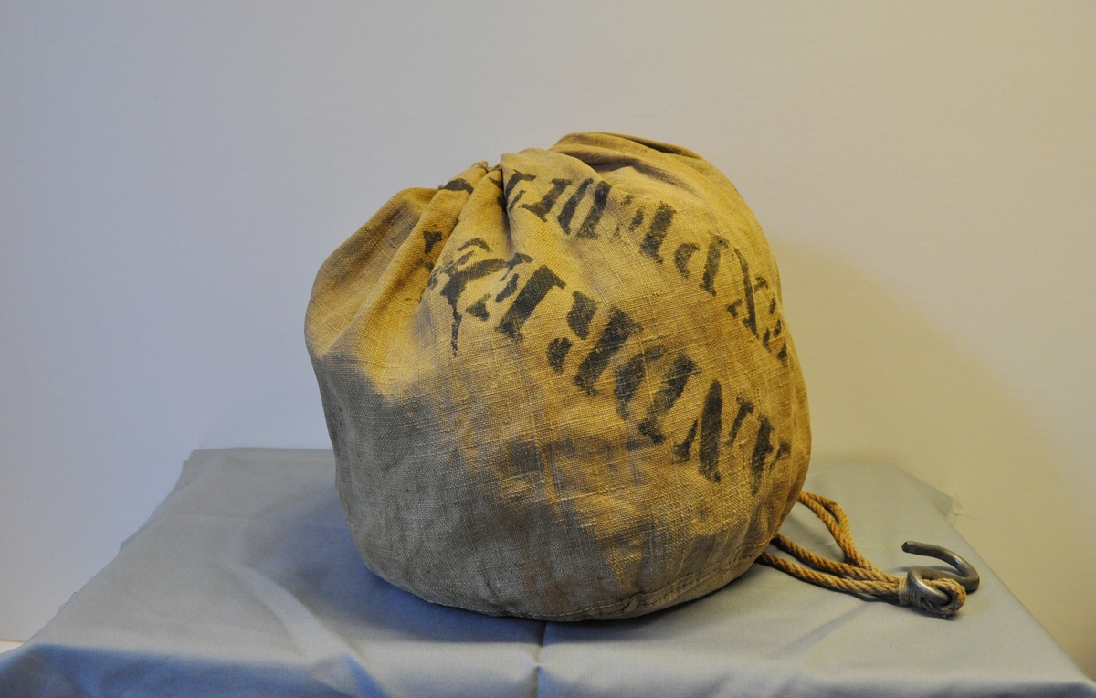 Jutesäck med rep och ögla i dess ände. Märkt: "Andrées Polarexpedition 1896".