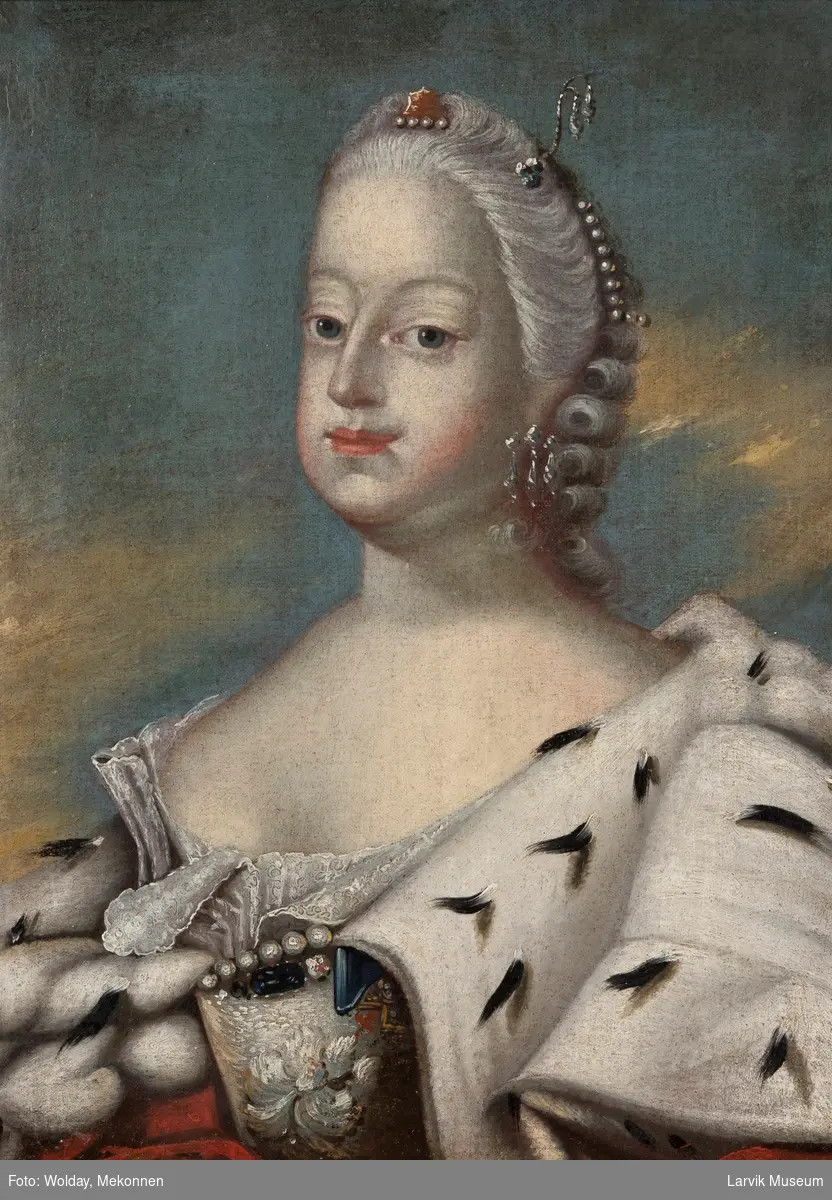 Dronning Louise med hermelinskappe og hvit kjole