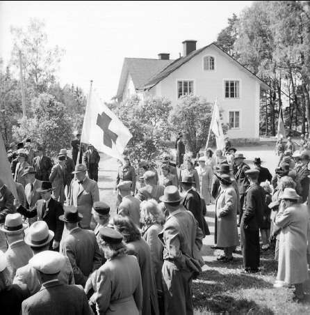 Samling inför förbimarschen för H M Gustaf VI Adolf under hans "Eriksgata" den 18 juni 1953. Samlingsplats är Olofsborg gästgivargård, livskvadronens legendariska samlingsplats i Fellingsbro under senare delen av 1800-talet.