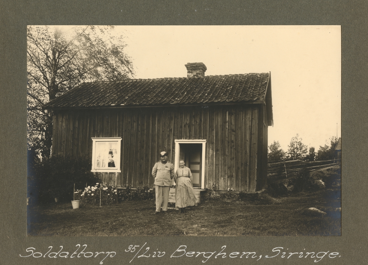 Soldaten Johan Eklund och hustrun Maria Kristina Svensdotter framför soldattorpet Berghem Västergård i Siringe, boställe under Jönköpings indelta infanteriregemente I 12.