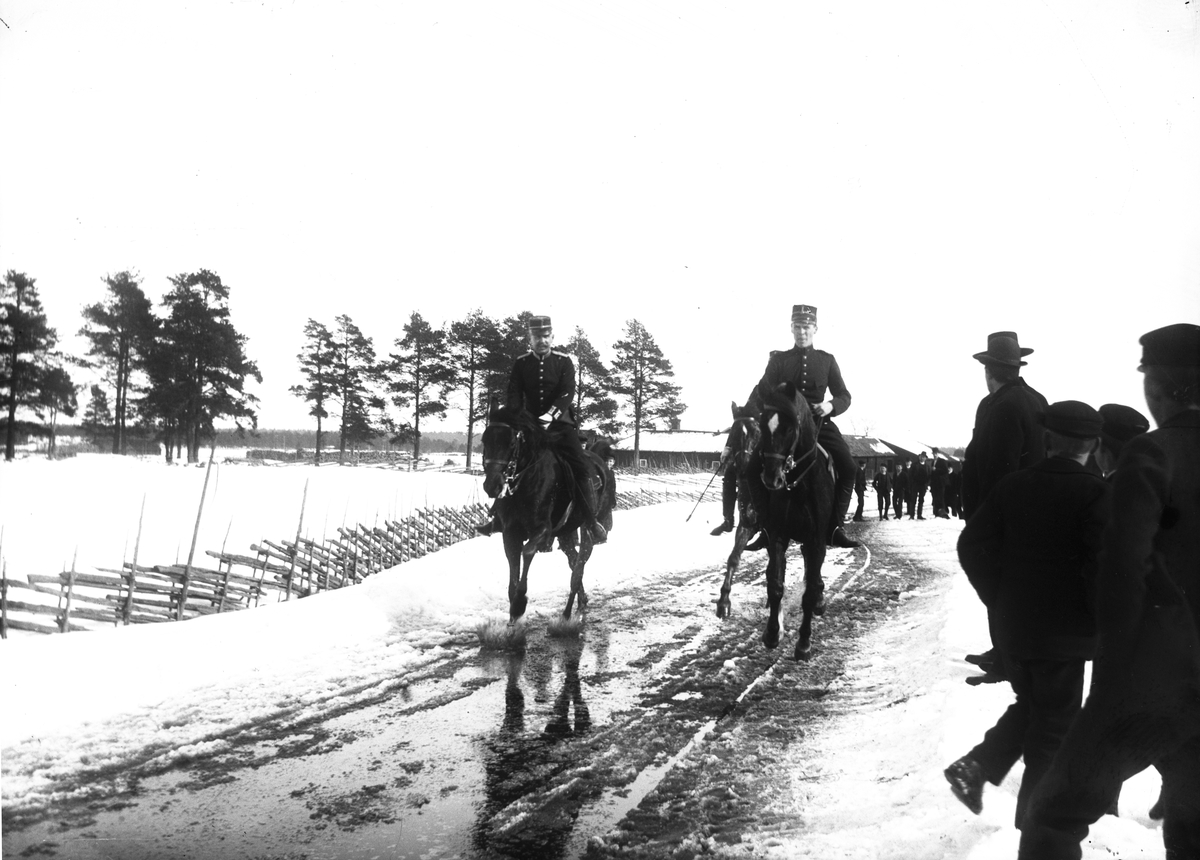 Militärer till häst vid 1901 års utställning. Troligtvis i Strömsbro.