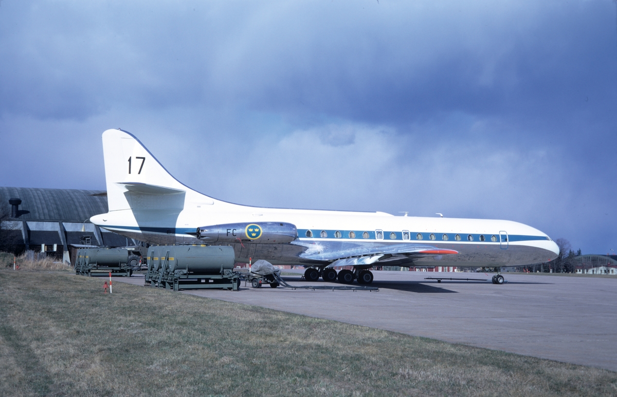 Flygplan TP 85 nummer 18172 märkt 17 FC står på flygfältet Malmen, 1973. Serie om 5 bilder.