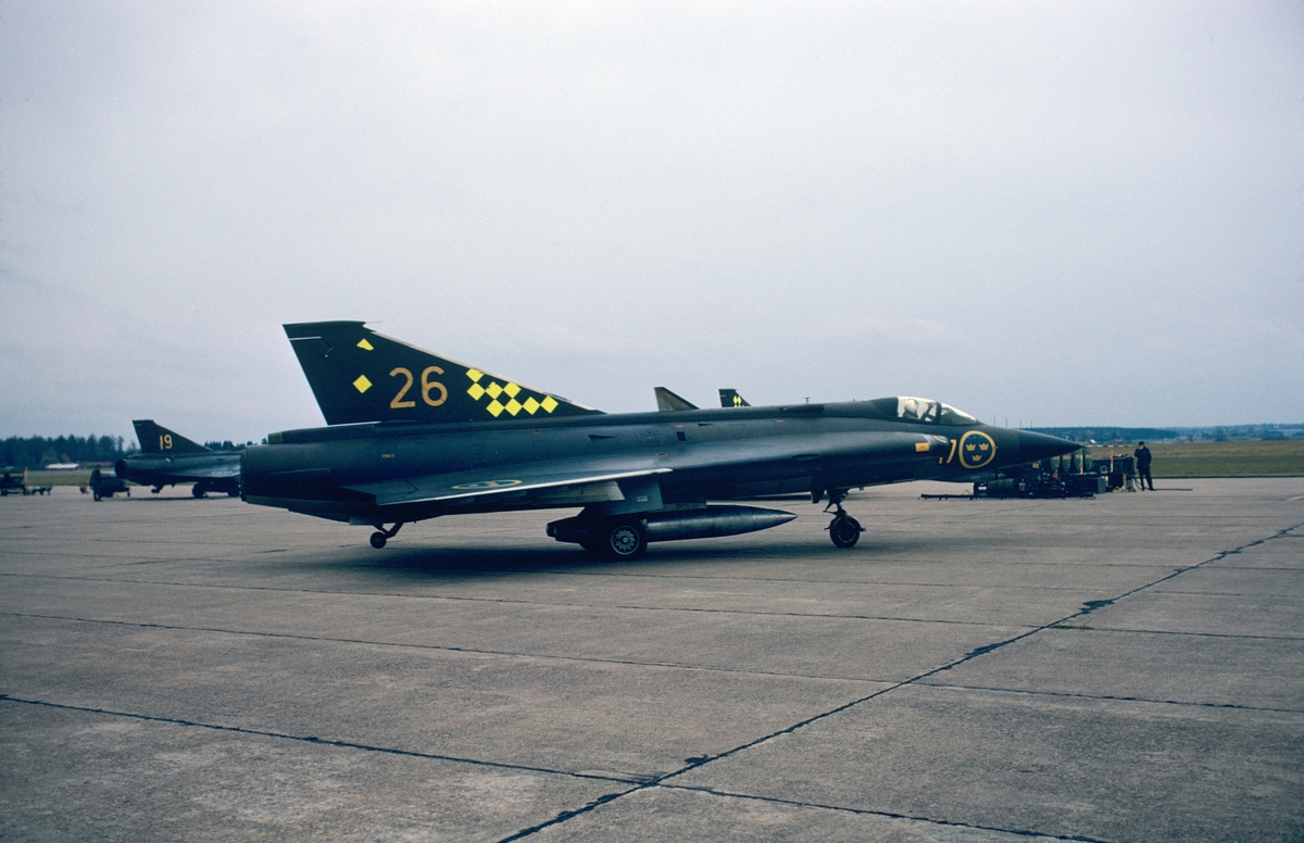 Klargöring av flygplan J 35 tillhörande F 17 Blekinge flygflottilj Malmens flygfält, hösten 1973. Serie om 3 bilder.