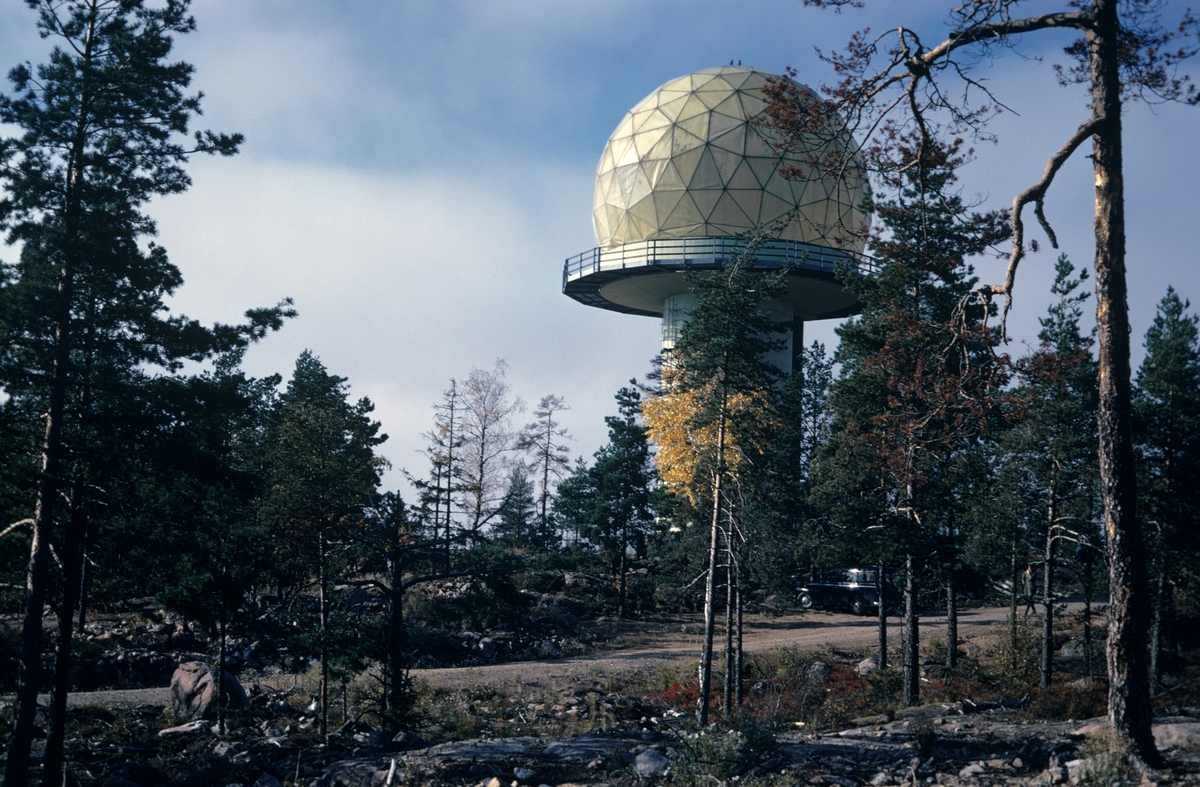 Exteriör av radarstation PS-810F vid Getsjötorp i Kolmården, hösten 1973. Serie om 3 bilder.