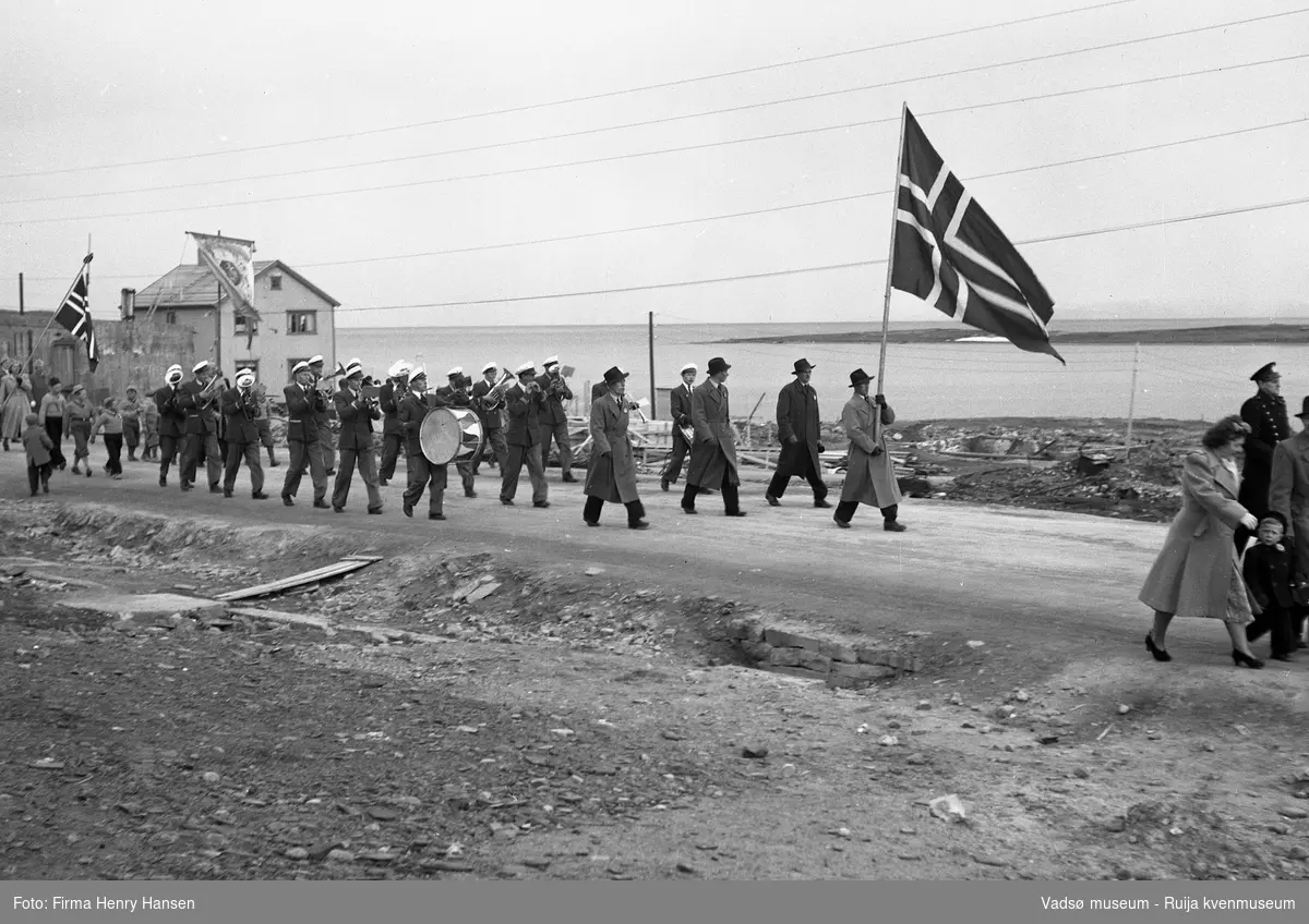 17.mai 1951 i Vadsø. Toget går i Hvistendalsgaten på vei mot sentrum.