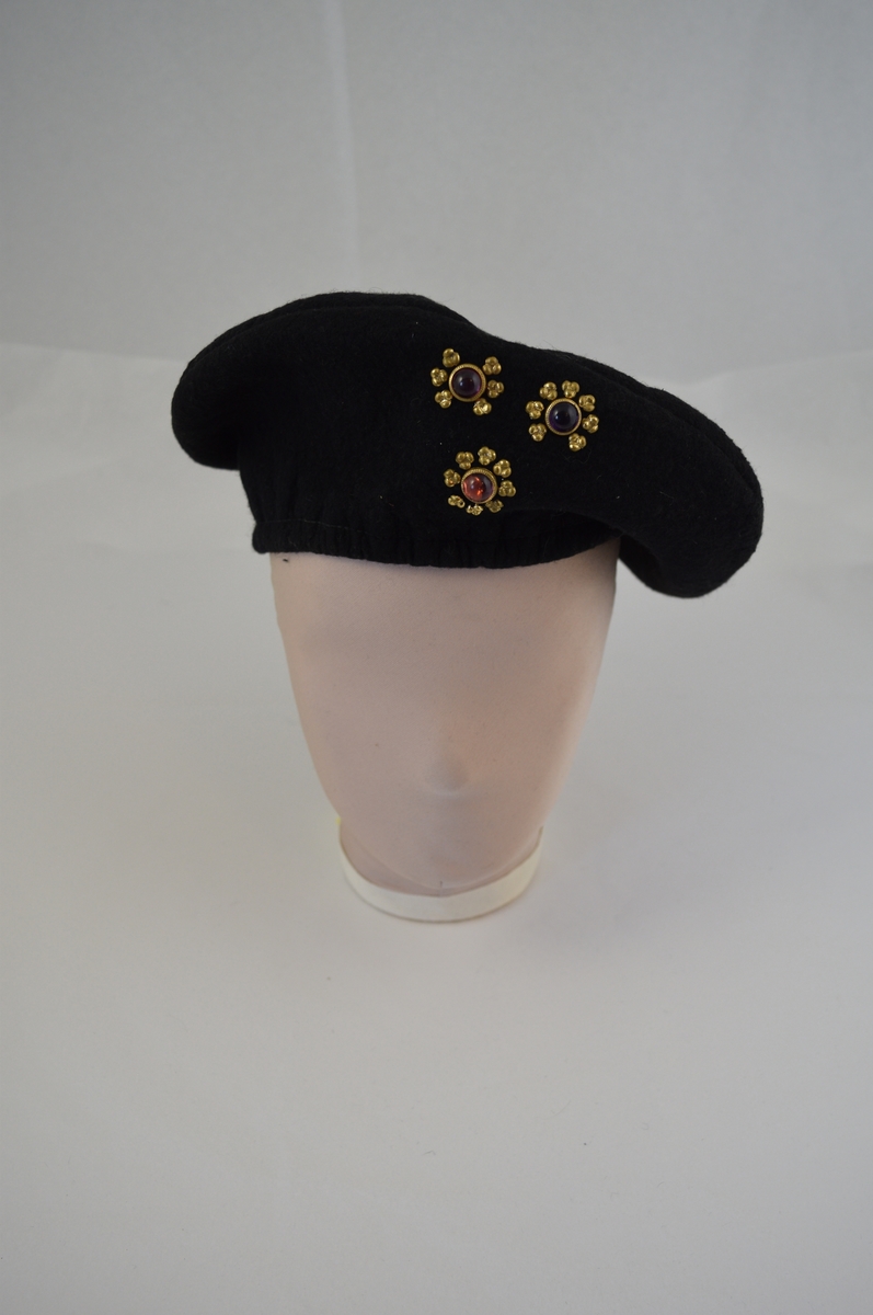 3 smykkesteiner i messingfarget innfatning.