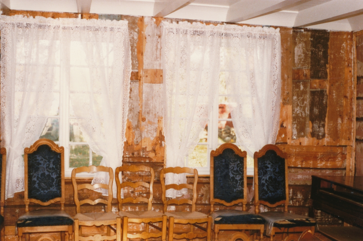 Dokumentasjonsbilder i serie av interiør på Herøy gard.