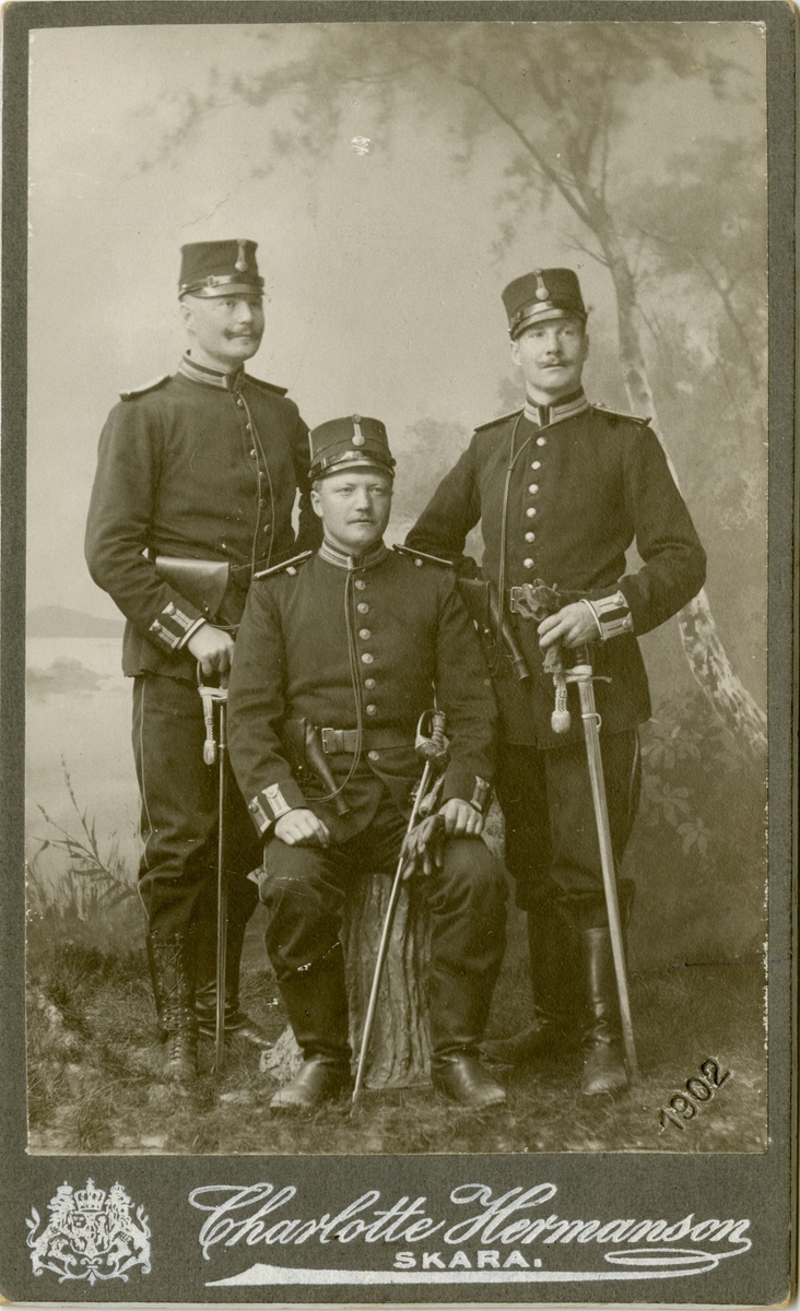 Porträtt av Gustaf Albert Löfgren (mitten) och två okända officerare.