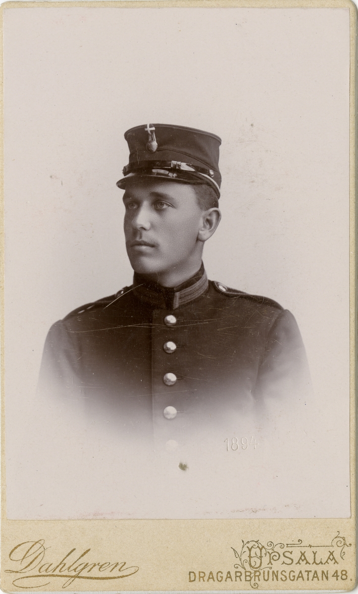Porträtt av Folke Adolf Waldemar Ahlbom, löjtnant vid Västerbottens regemente I 20.
Se även AMA.0006751.