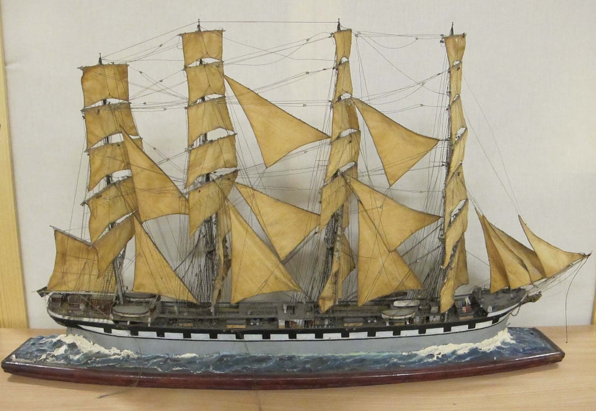 Fartygsmodell av OCEANA. Fullt utrustad och bemålad. På platta med målad sjö.