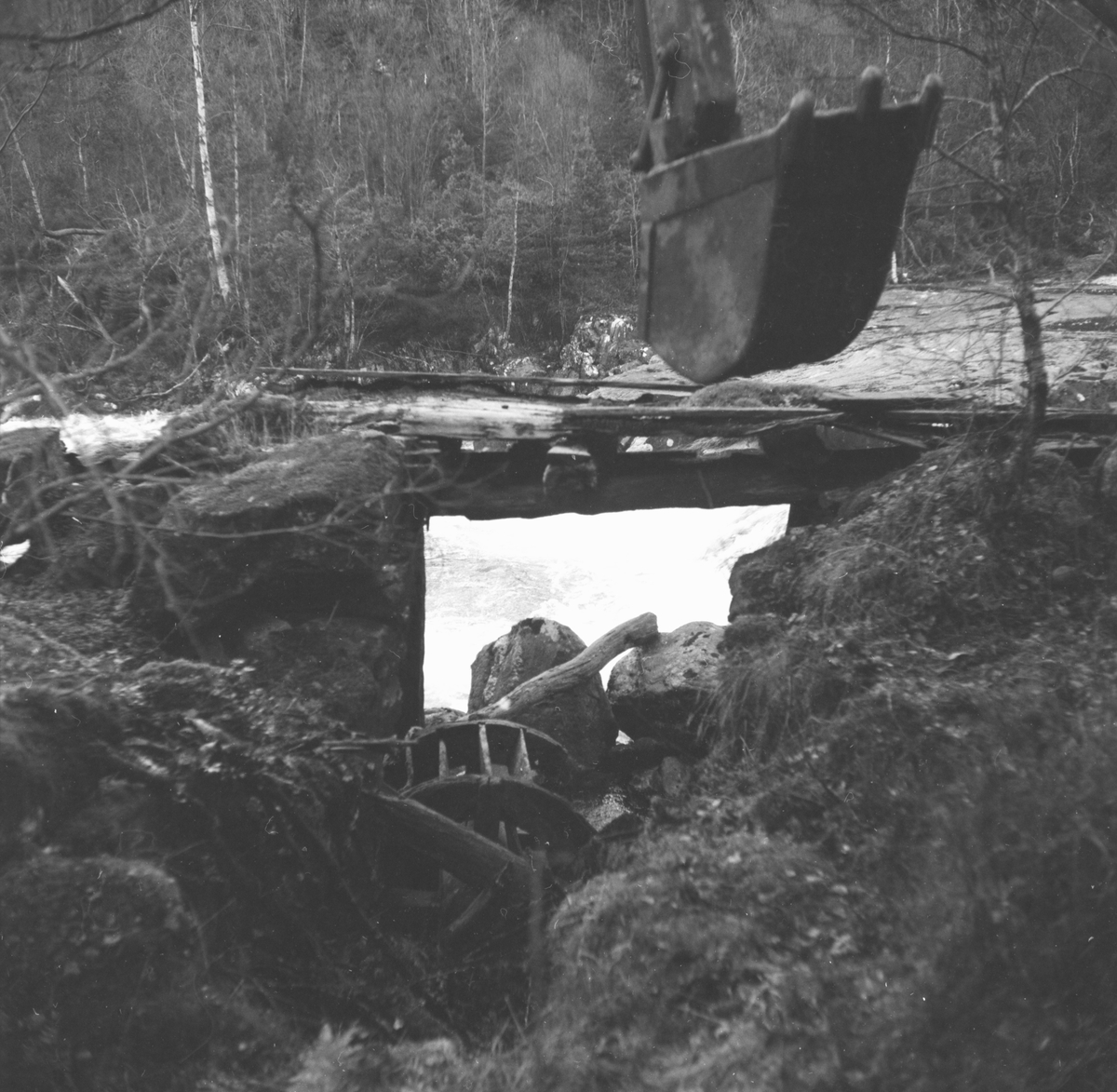 Dokumentasjonsbilder i serie av ei restbevaring av ei ødelagt oppgangssag i Bjørkedalen.