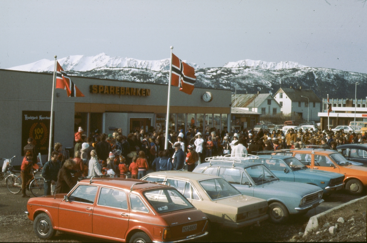 Folk og biler foran Kvedfjord Sparebank.