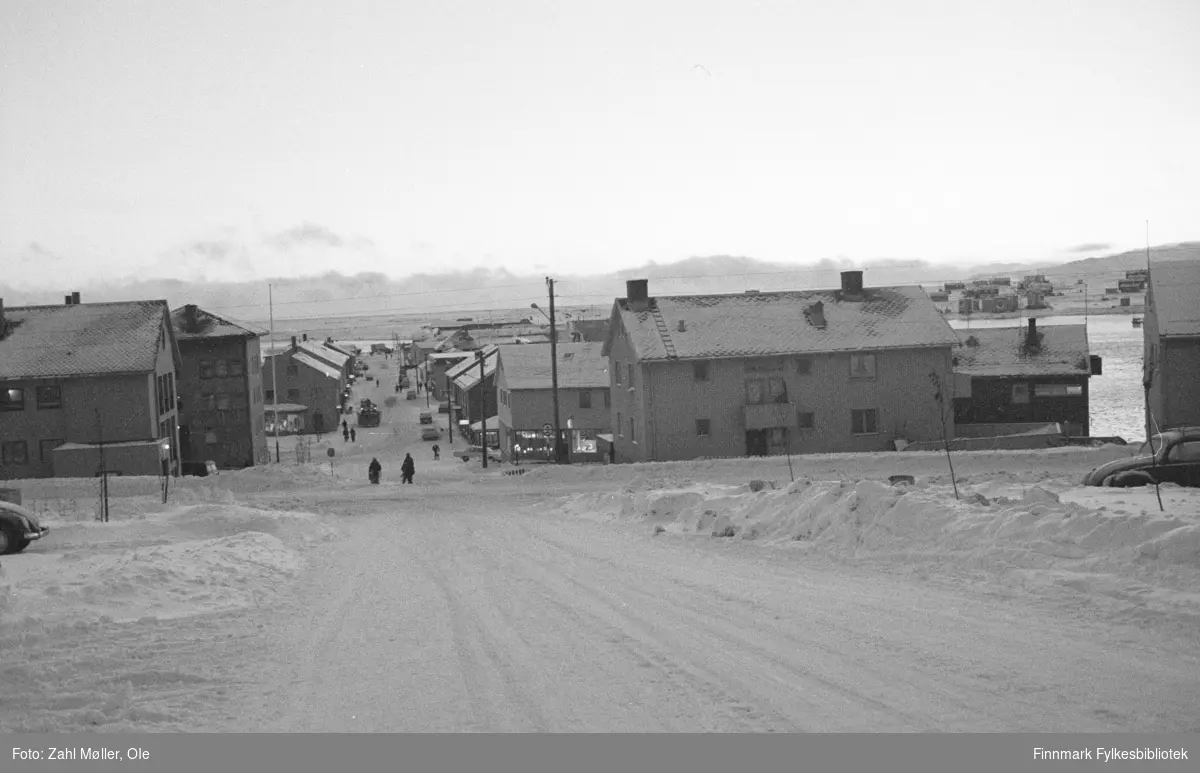 Vadsø 1969. Fotoserie av Ole Zahl Mölö. Gateperspektiv sett fra Kirkegata.