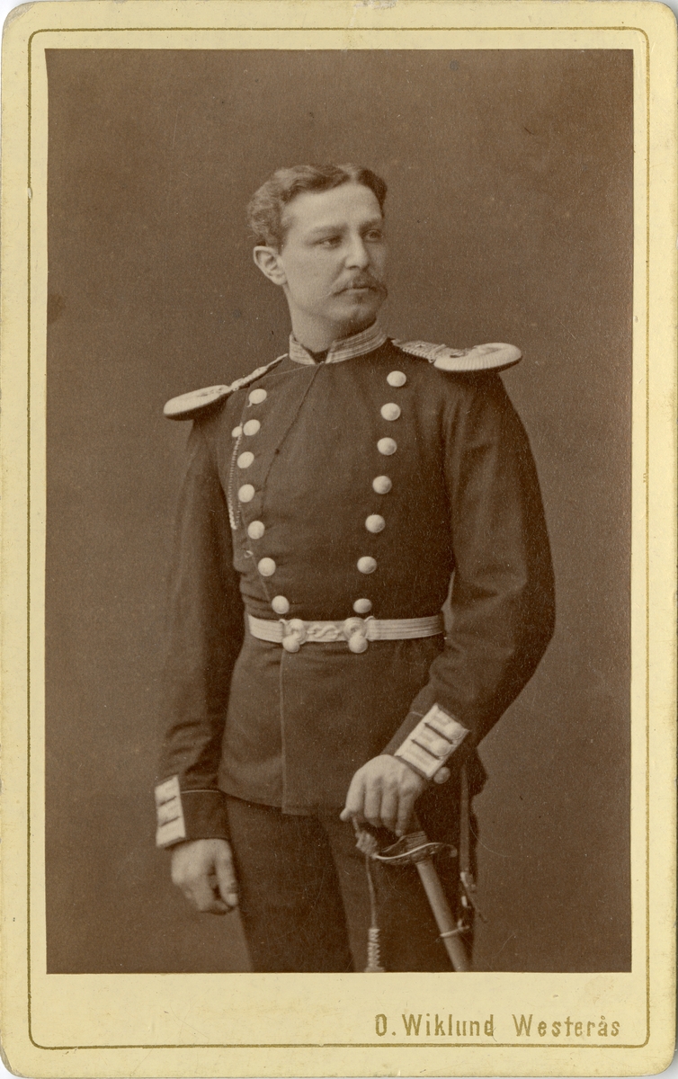 Porträtt av Ernst Ludvig Kugelberg, underlöjtnant vid Andra livgrenadjärregementet I 5.

Se även bil AMA.0007708, AMA.0007725 och AMA.0021748.