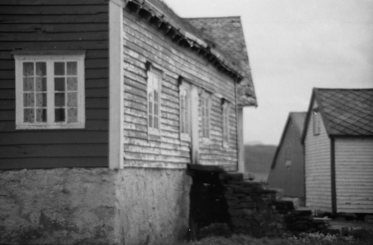Dokumentasjonsbilder i serie av et gammelt våningshus på Molnes, Vigra.
