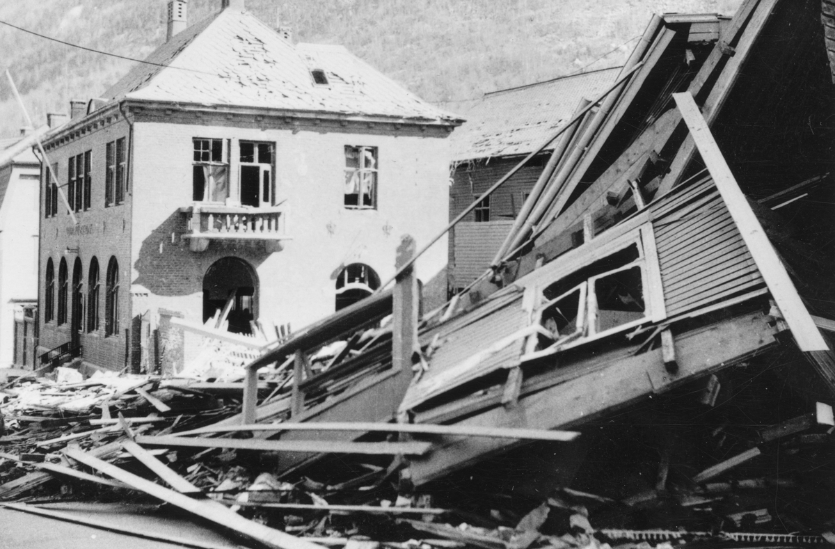Hus skada etter bombinga av Odda sentrum under andre verdskrigen.