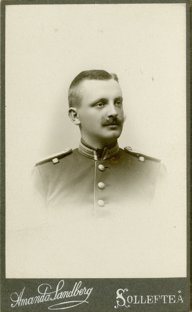 Porträtt av Anders Gustaf Nilsson-Hiort, löjtnant vid Västernorlands regemente I 28.
Se även 0013902.