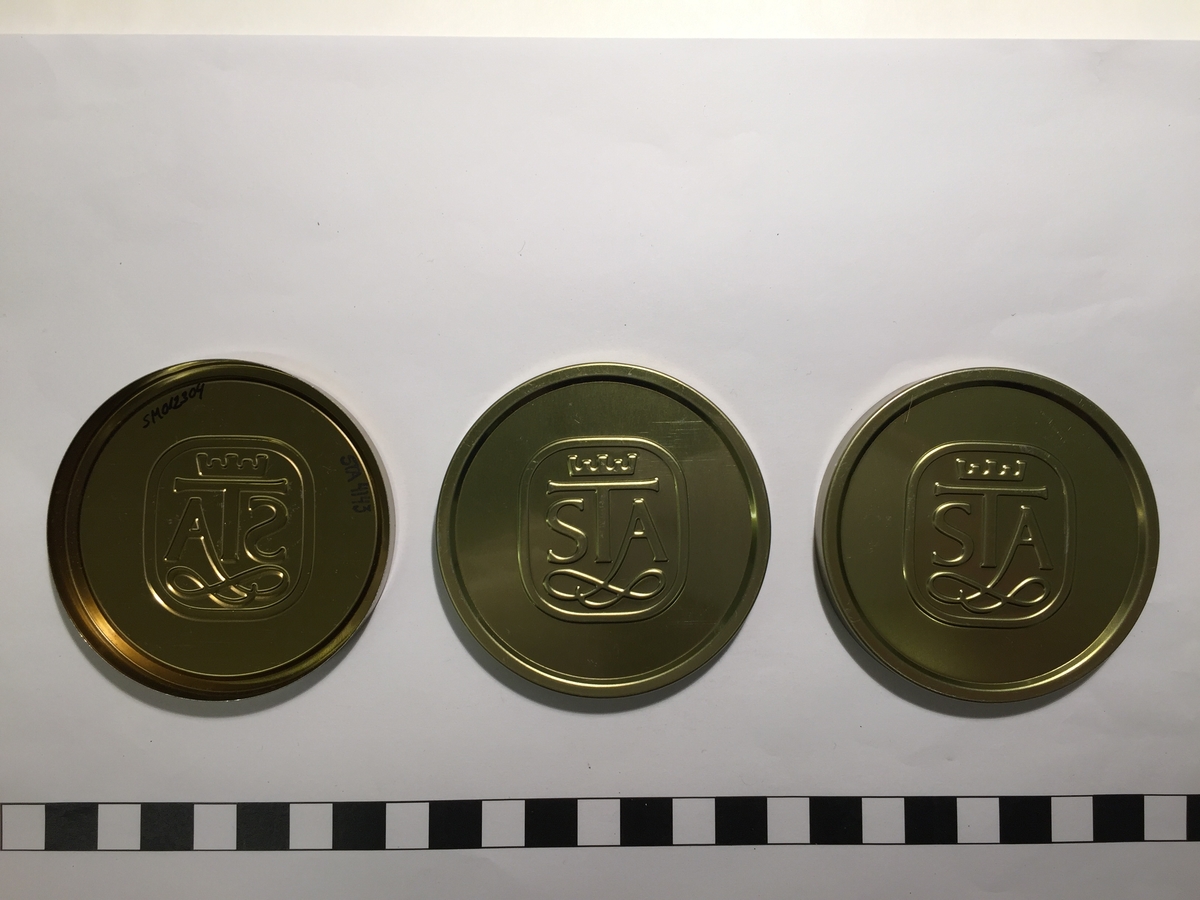 Tre mässingslock till snusdosor med präglad dekor i form av STA's emblem.