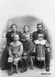 Familiebilde. Familien Jacobine og Torleif Hornset med barn.