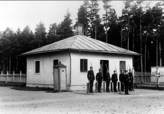 Infanterivolontärskolan Karlsborg, senare rekrytskolan för infanteriets off- och res.off. Aspiranter 1878 - 1927. Vaktmanskap, vaktkuren flyttades senare närmare staketet.