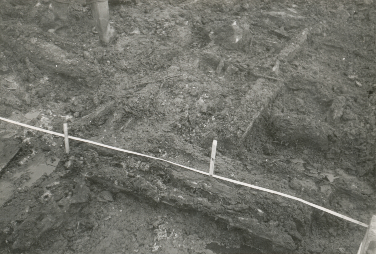 Dokumentasjonsbilder i serie fra arkeologiske utgravingar ved Borgund Prestegard 1940.