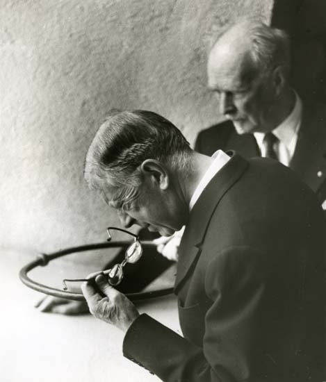 Kung Gustaf VI Adolfs eriksgata i Gävleborgs län (Hälsingsland)
Rektor Israel Jonzon visar Forsaringen i Forsa kyrka, 18/6 1955.