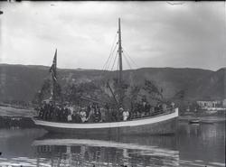 Løvpyntet fiskekutter. - Ca. 30 personer ombord