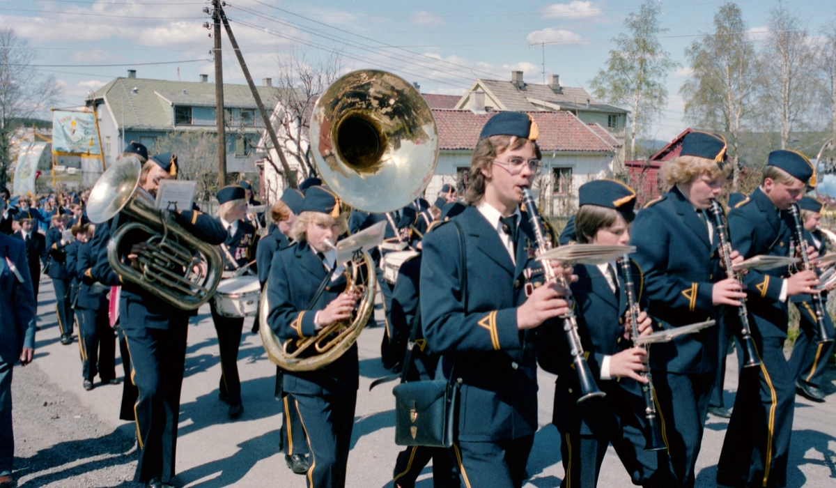 17.mai tog og feiring, Sagdalen Skole, Strømmen, samt kransnedleggelse ved minnesmerke over falne fra Skedsmo, nord for Strømmen kirke , reportasjebilder