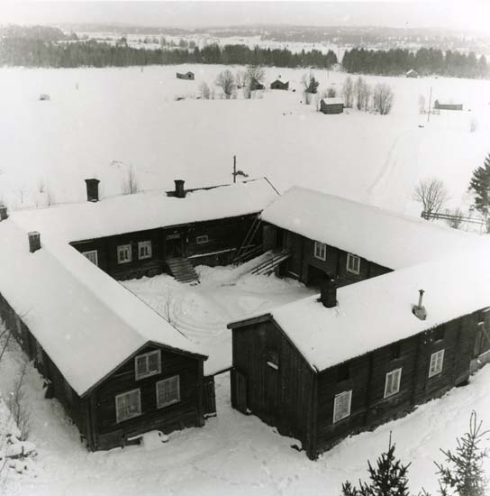 Den fyrbyggda gården Oppegården i Hallsta, Hälsingtuna.