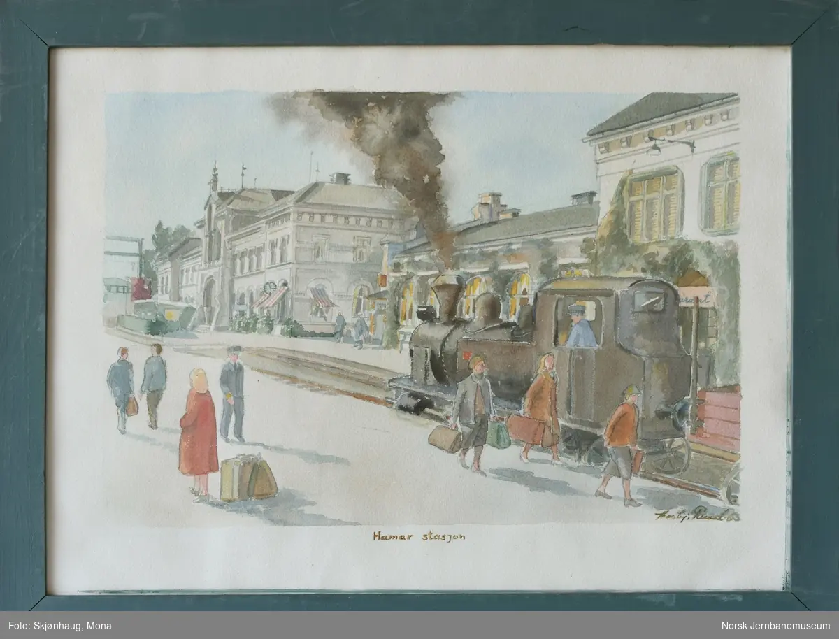 Akvarell på papir, innrammet i glass og ramme. Maleriet skildrer Hamar stasjon.