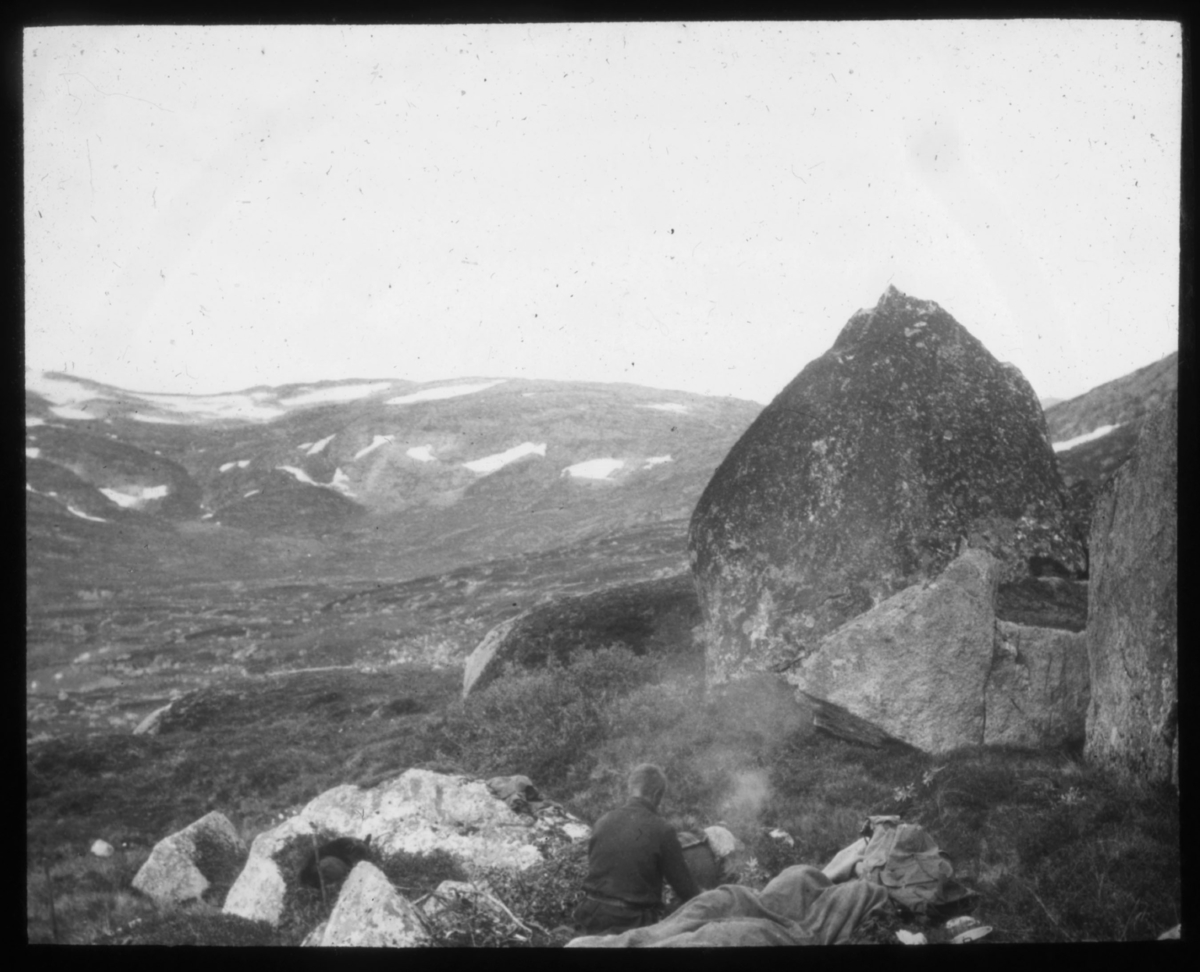 "N.601. a) Fjellsamer i Bindalstrakt." Fjellsamer i Bindalstraktene står det på glassplaten. Bindal er en kommune i Helgeland i Nordland. Kommunen ligger helt sør i fylket og grenser til Nord-Trøndelag. Den grenser i nord mot Sømna og Brønnøy, i øst mot Grane, i øst og sørøst mot Namsskogan, i sør mot Høylandet og Nærøy, og i vest mot Leka.