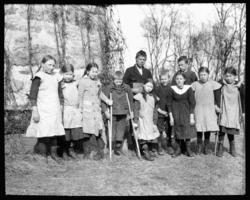 «N.14b) Fra Vanførehjemmet. G.47» Står det på glassplaten.  