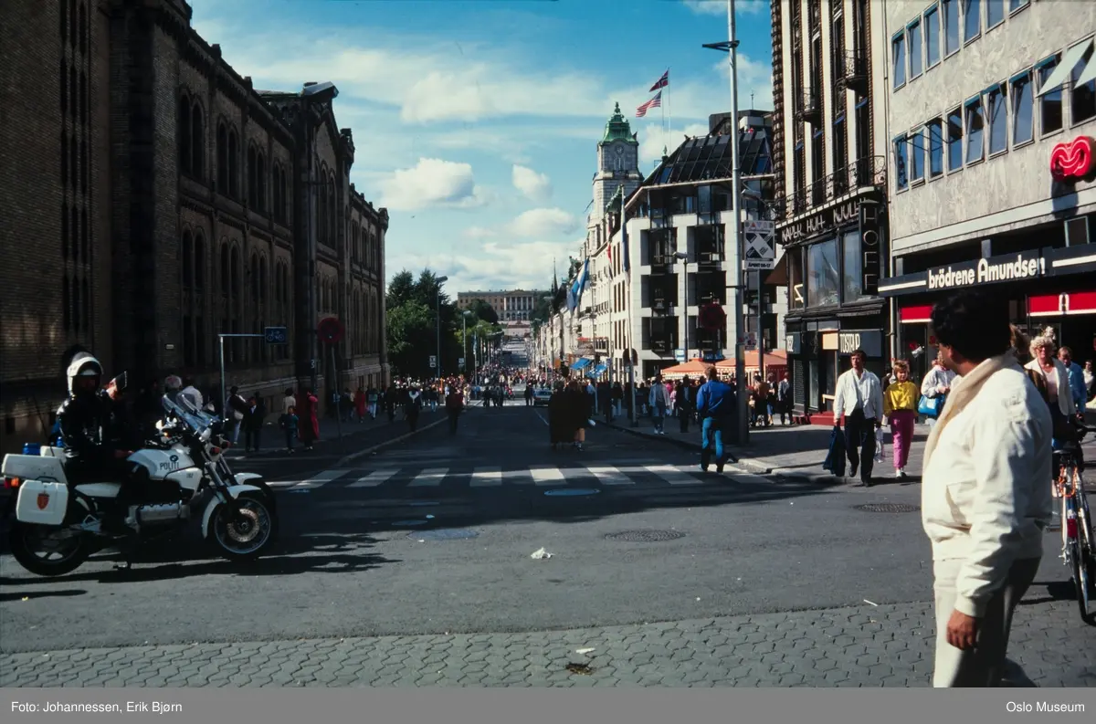 gateløp, politi, motorsykkel, mennesker, forretningsgårder, Stortingsbygningen