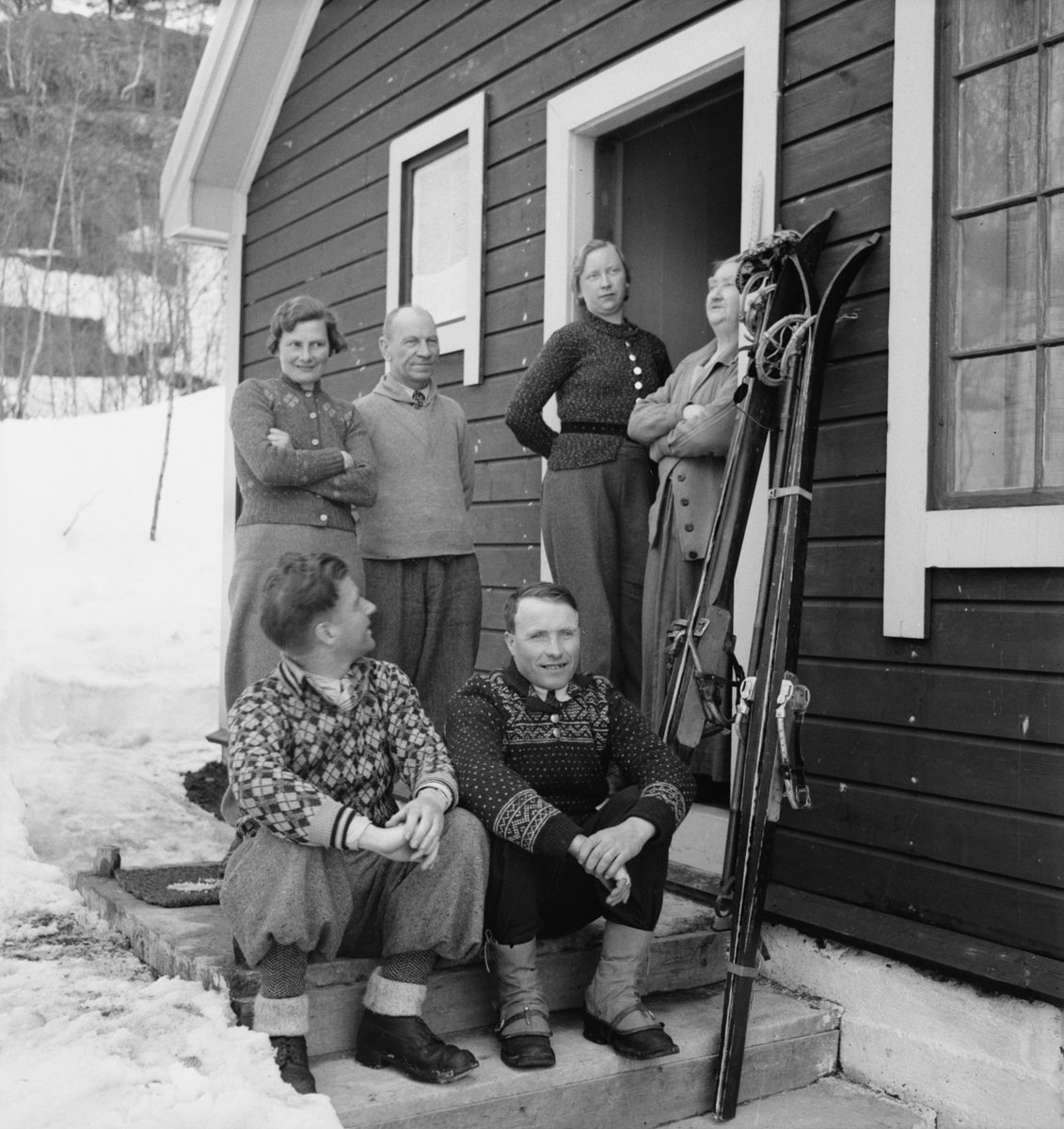Folk i skiturklede på hyttetur i 1939