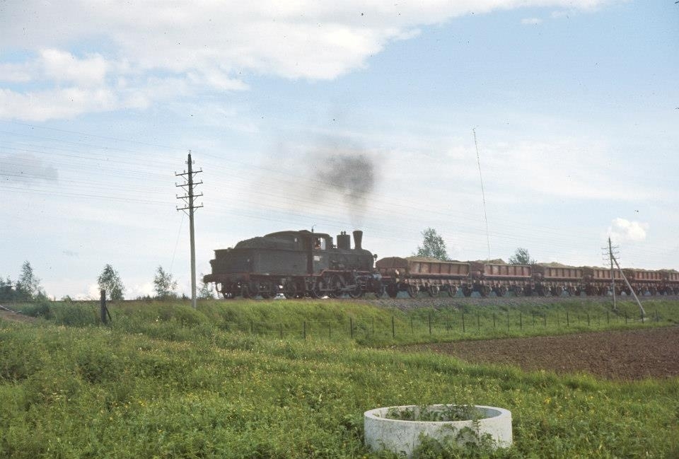Grustog på Solørbanen, trukket av damplok type 21c nr. 372.