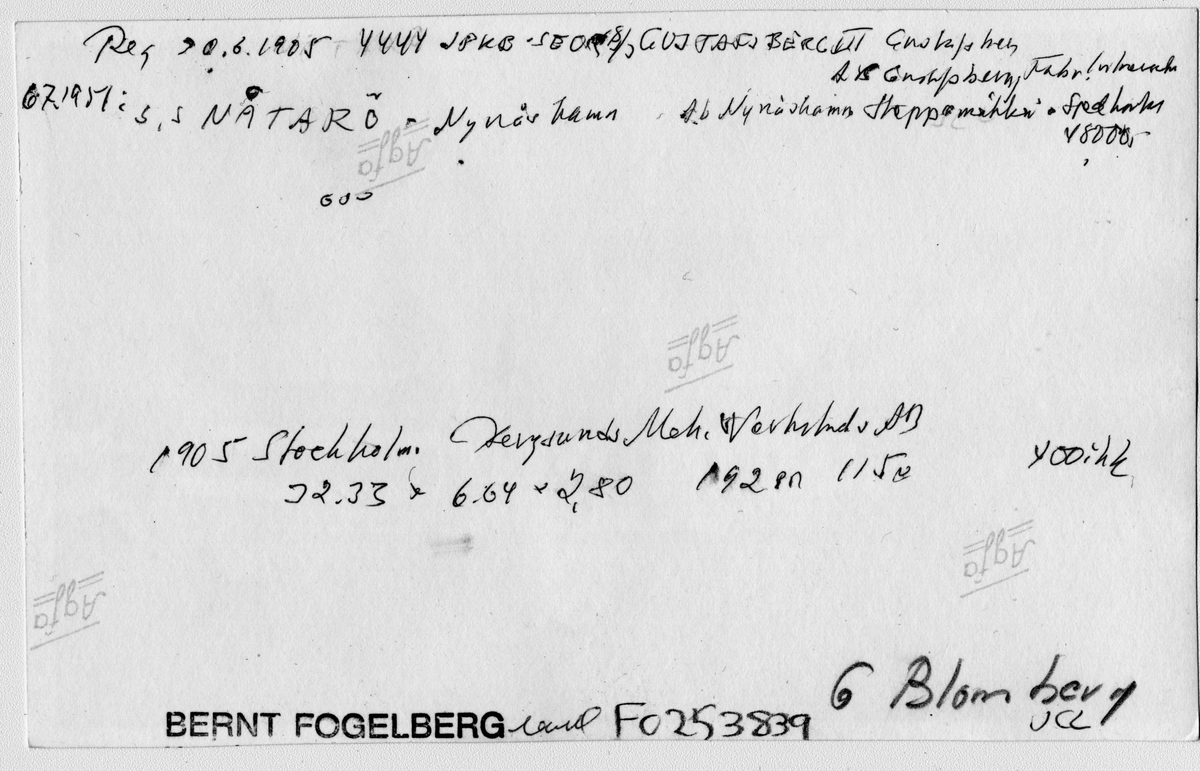 Nåtarö har lagt till vad kajen. 
På bildens baksida finns Bernt Fogelbergs anteckningar om båten, se bild nr 3 bland postens bilder.