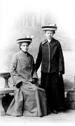 Portrett av to kvinner fra Rømskog, 1908-09.
Fra venstre: T