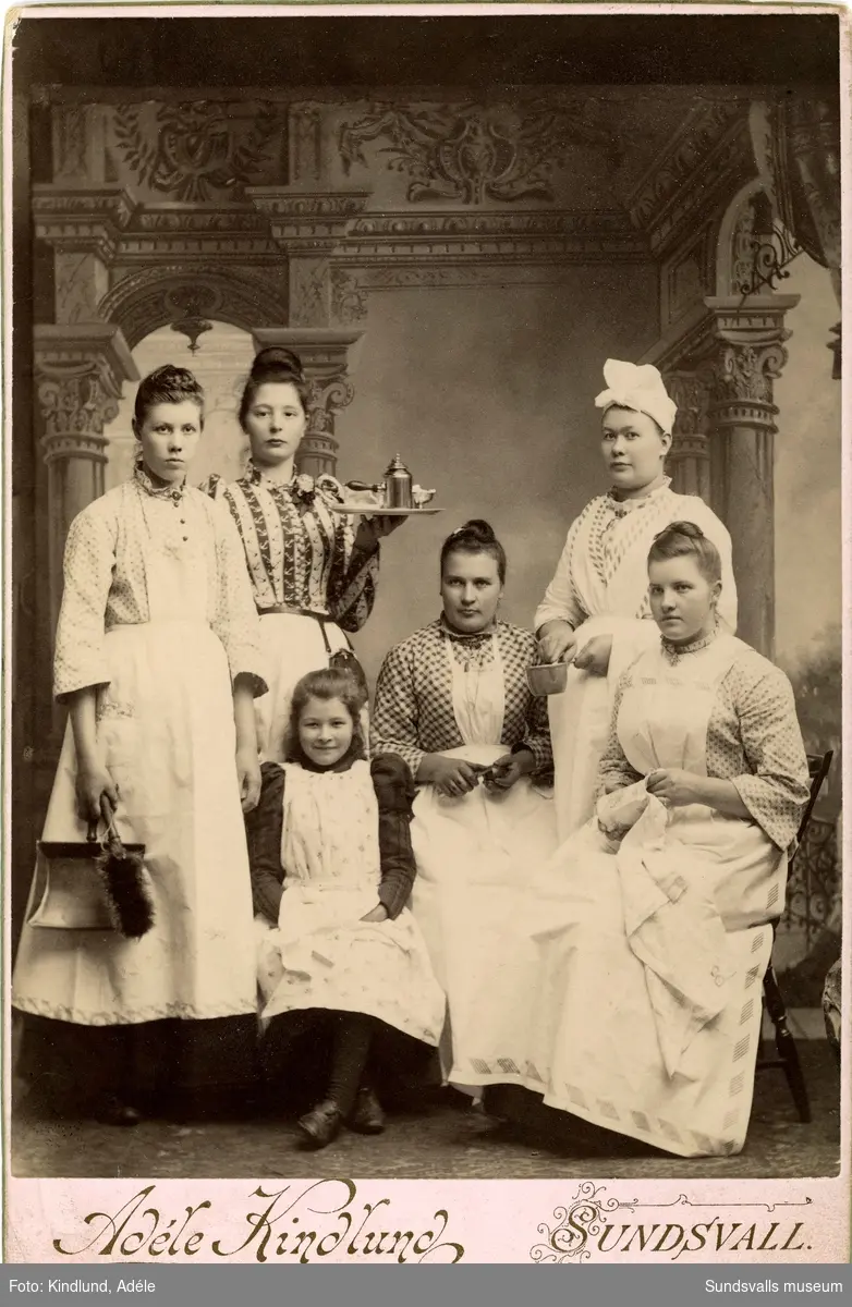 Personal vid Hoppets Här's hotell och restaurang. Drevs senare under namnet Centralhotellet. Hoppets Här var en nykterhetsloge (1876-1899). Stående längst till höger är Alma Magnusson.