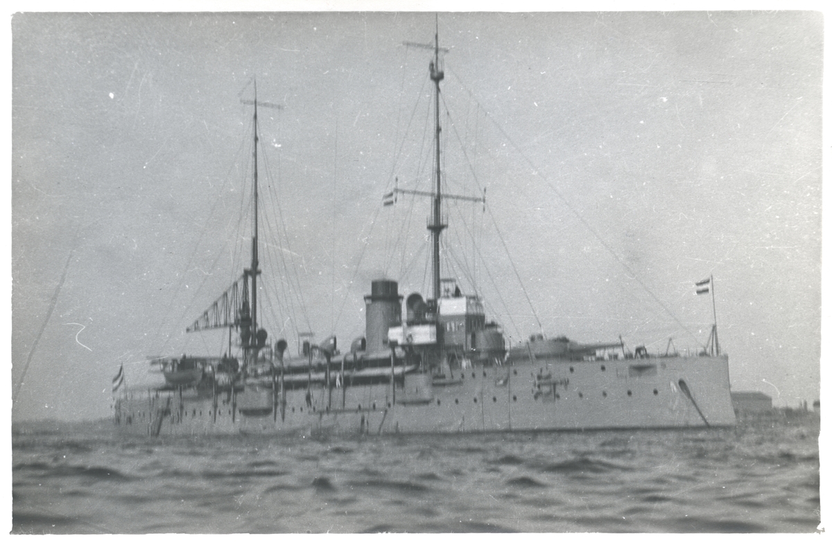 Holländska pansarskeppet JACOB VAN HEEMSKERCK i Karlskrona 1929
